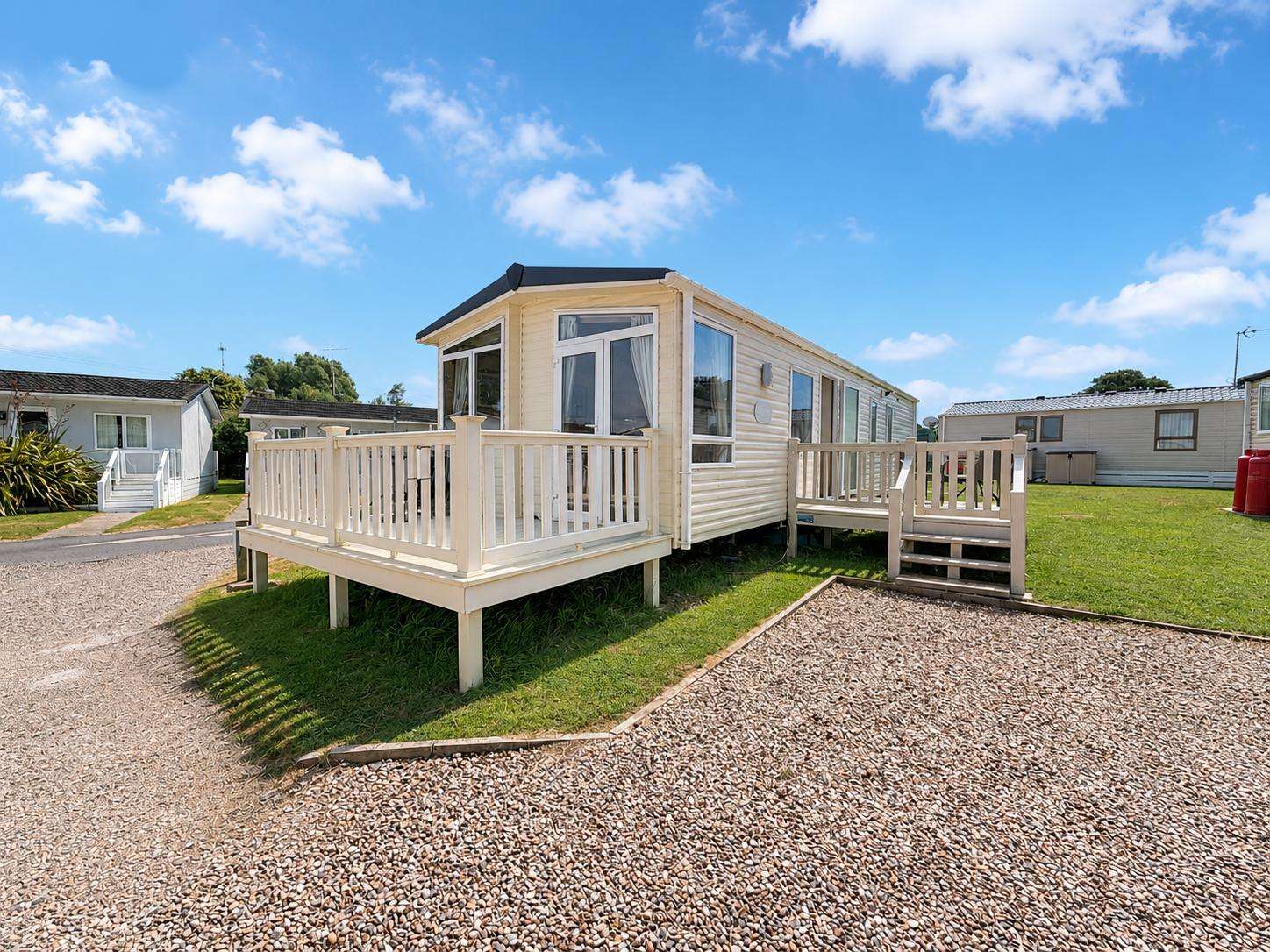 Beautiful 6 berth caravan located on the edge of the Norfolk Broads. Perfect for a weekend away exploring the National Park and all its beauty. - property
