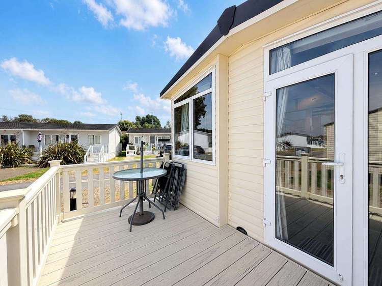 12099B⭐ – Broadlands Marina, 3 bed, 6 berth caravan with decking, D/G and C/H. Ruby Rated. Preview 4