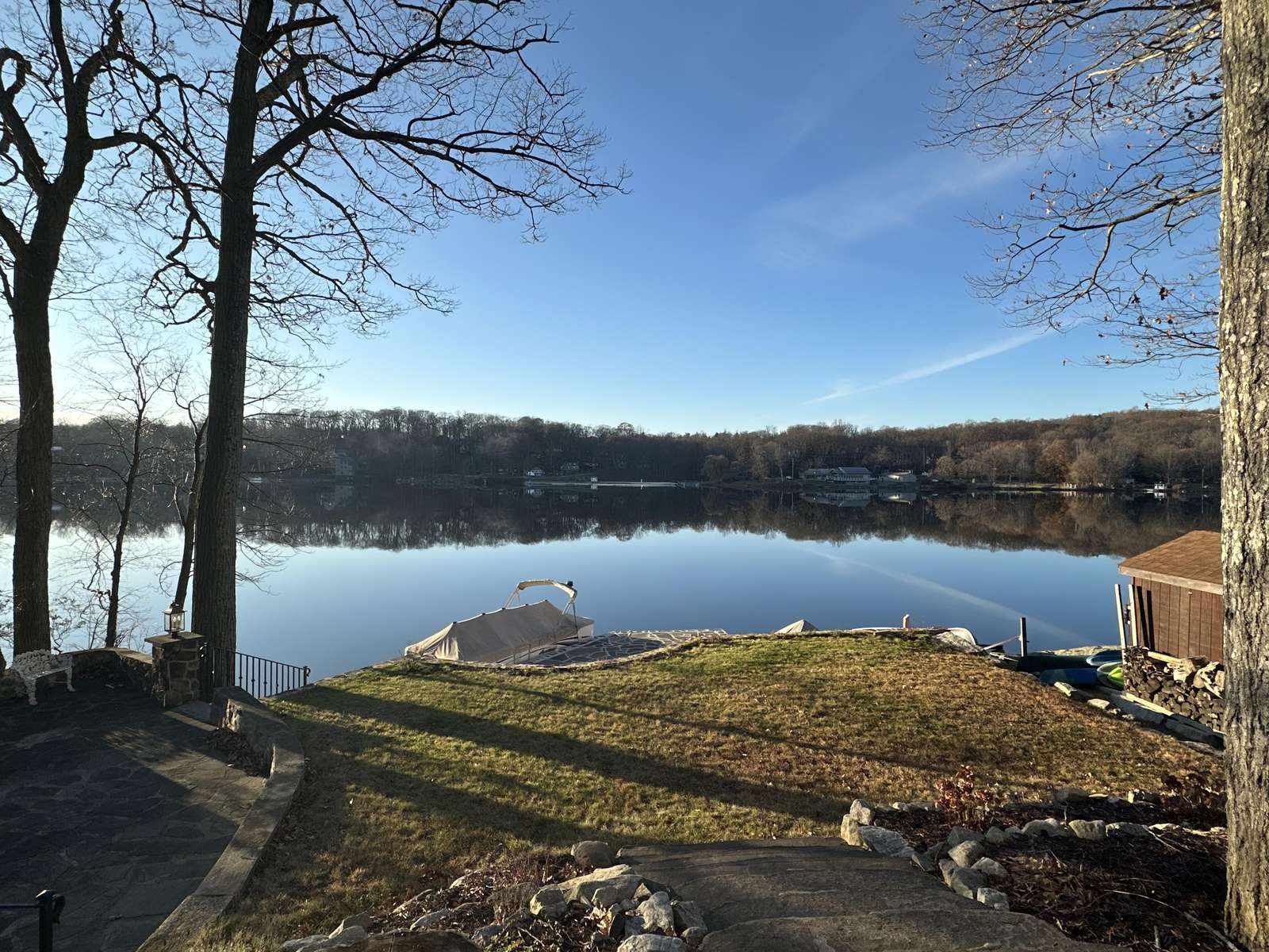 Peaceful lakeside retreat with stunning water views - property