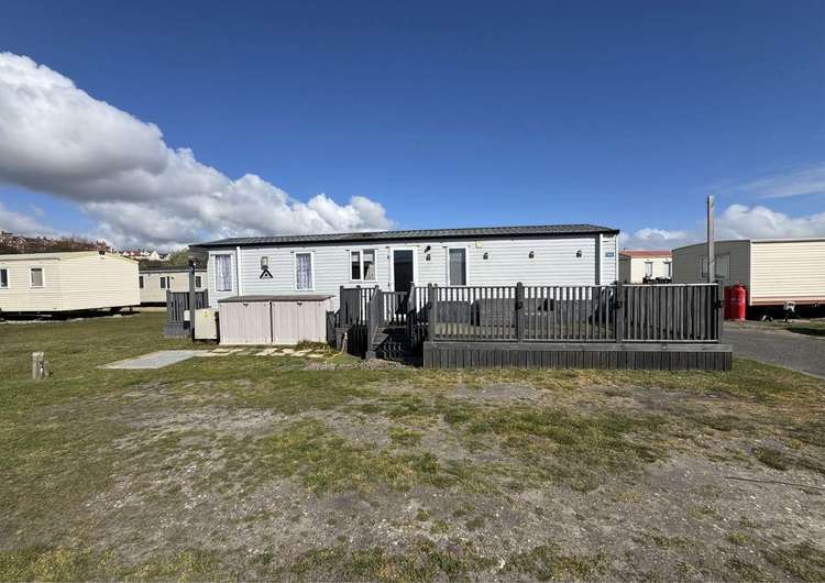 40119aND⭐ – North Denes, 2 bed, 6 berth caravan with decking, D/G and C/H. Opal rated. Preview 4
