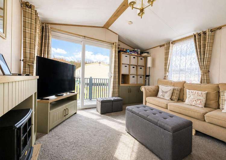 40119aND⭐ – North Denes, 2 bed, 6 berth caravan with decking, D/G and C/H. Opal rated. Preview 5