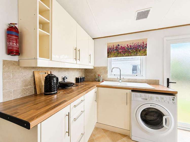 44413A⭐ – Field 4, 2 bed, 4 berth caravan with D/G and C/H. Opal rated. Preview 4