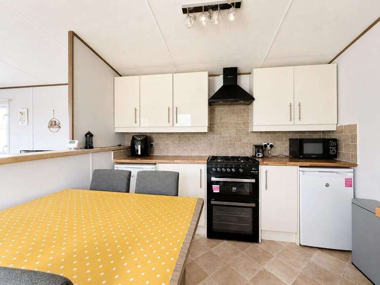 44413A⭐ – Field 4, 2 bed, 4 berth caravan with D/G and C/H. Opal rated. Preview 5