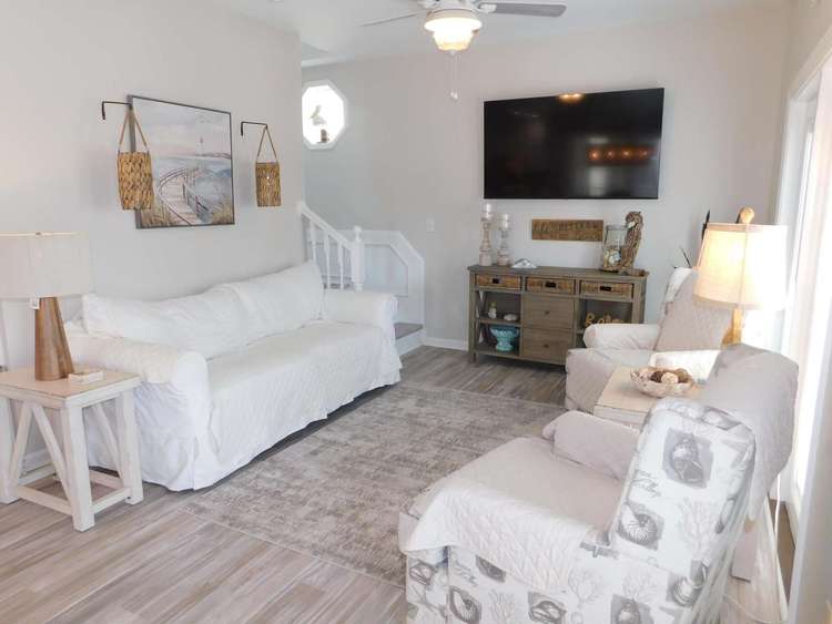1205 4 bdrm 3 full bath with an amazing outdoor area covered under house Preview 0