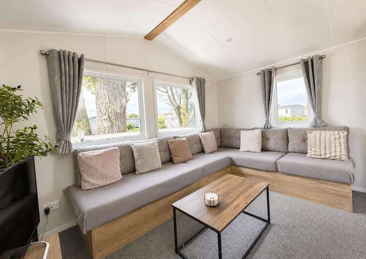 21004R⭐ – Riverside, 3 bed, 8 berth caravan with wrap-around decking. Diamond rated. Preview 5