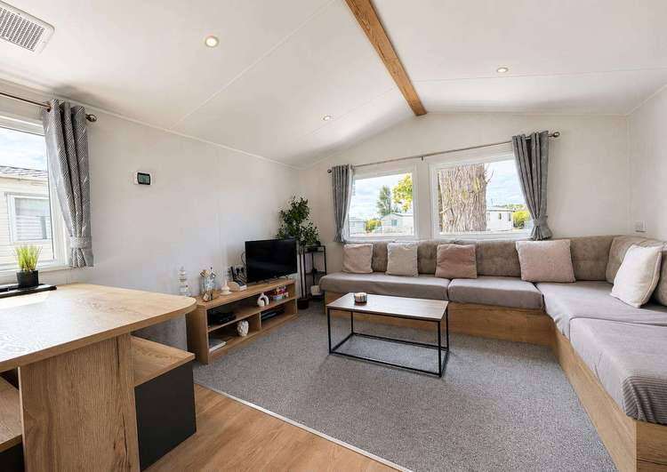 21004R⭐ – Riverside, 3 bed, 8 berth caravan with wrap-around decking. Diamond rated. Preview 4