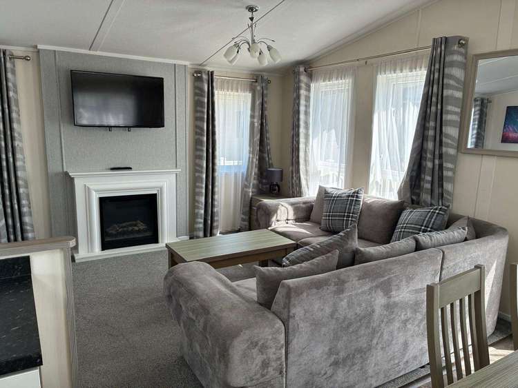 24003KC⭐ – Kinmel Court, 3 bed 6 berth lodge with decking, D/G and C/H. Platinum rated. Preview 4