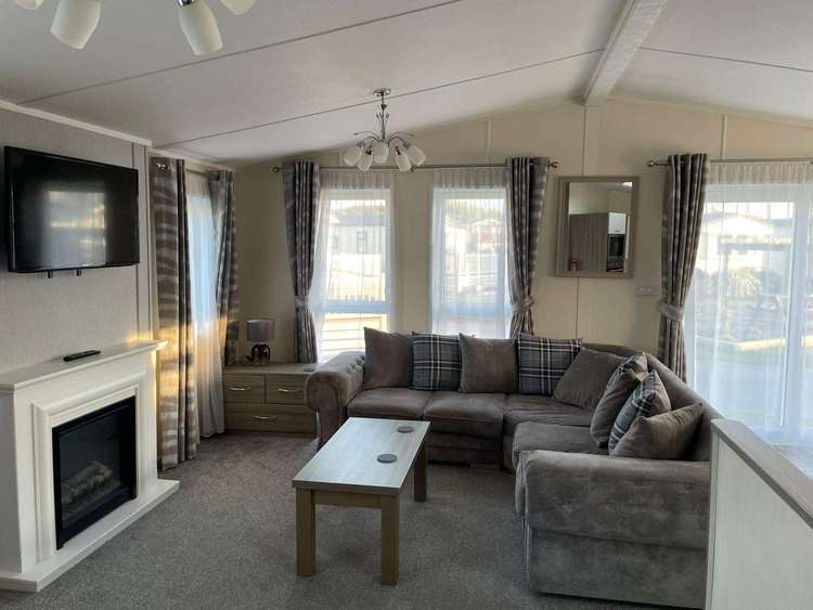 24003KC⭐ – Kinmel Court, 3 bed 6 berth lodge with decking, D/G and C/H. Platinum rated. Preview 5
