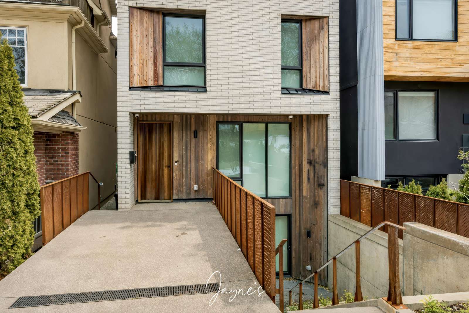 High Park Luxe - Main Entrance & Driveway