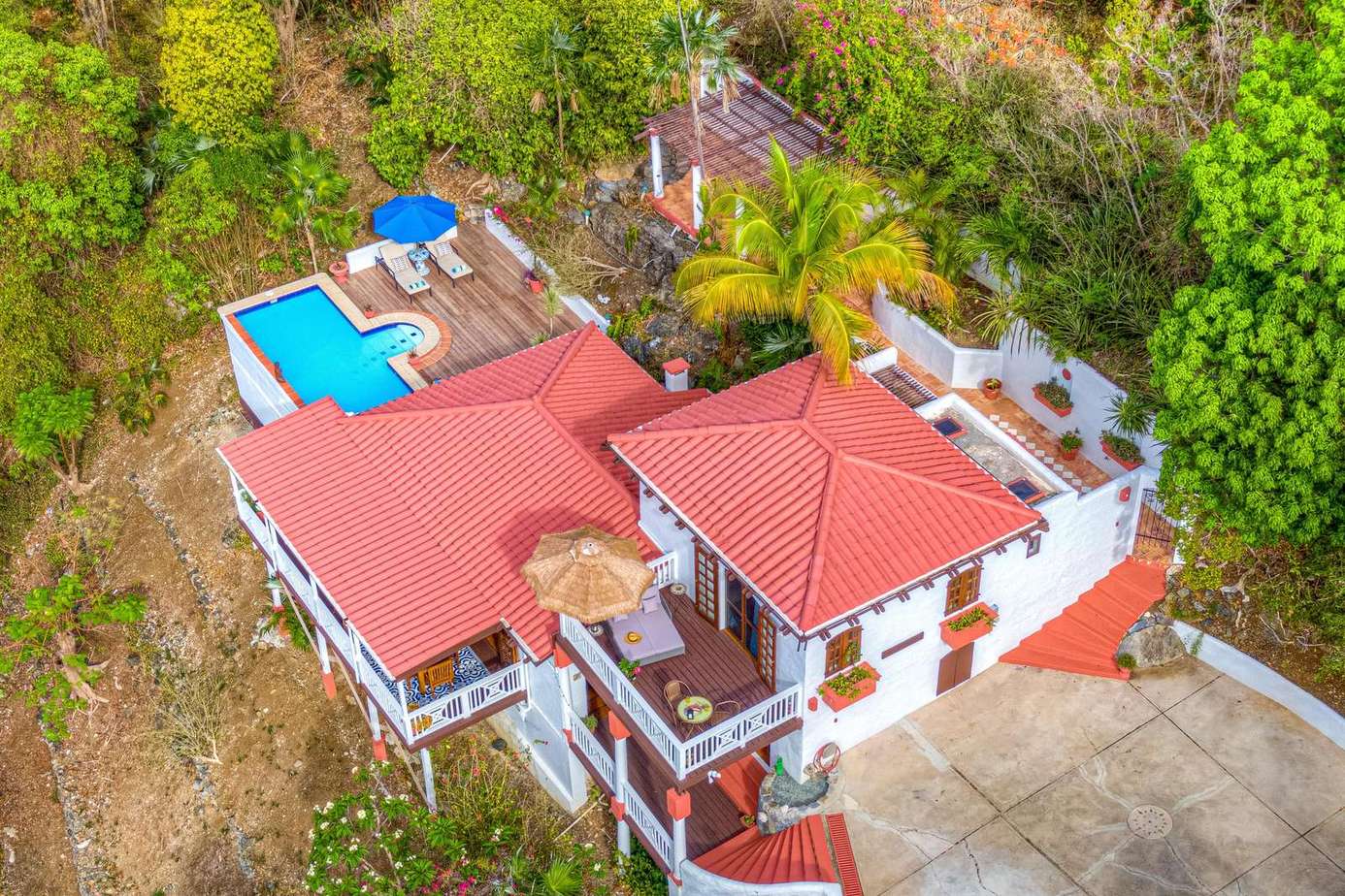 Spacious hillside villa with private pool and panoramic views
