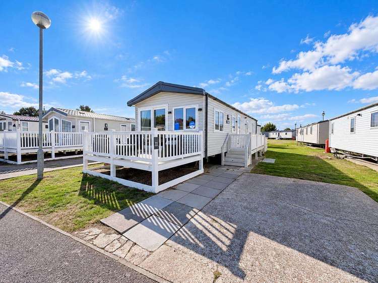 15011H⛱️ – The Hollows area, 3 bed, 8 berth caravan with front decking. Diamond Rated. Preview 0