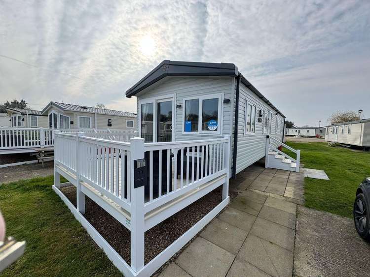 15011H⛱️ – The Hollows area, 3 bed, 8 berth caravan with front decking. Diamond Rated. Preview 0