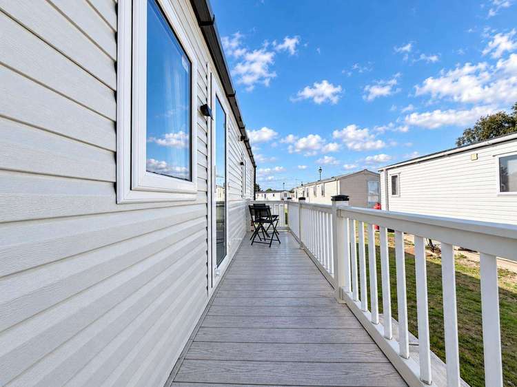 15011H⛱️ – The Hollows area, 3 bed, 8 berth caravan with front decking. Diamond Rated. Preview 3