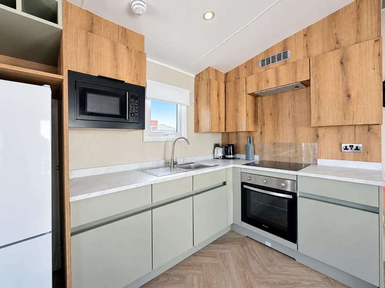 15011H⛱️ – The Hollows area, 3 bed, 8 berth caravan with front decking. Diamond Rated. Preview 5