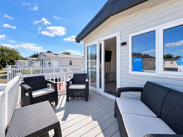 15011H⛱️ – The Hollows area, 3 bed, 8 berth caravan with front decking. Diamond Rated. Preview 1