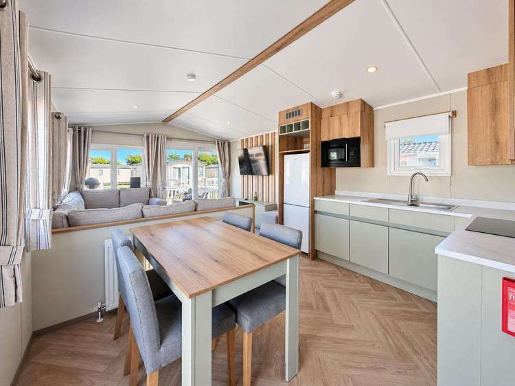15011H⛱️ – The Hollows area, 3 bed, 8 berth caravan with front decking. Diamond Rated. Preview 4
