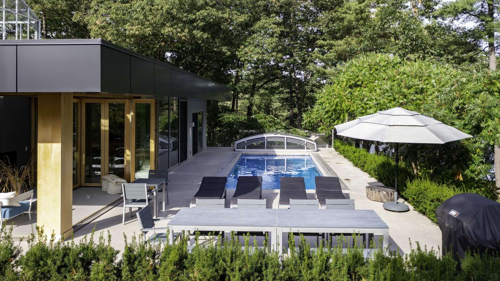 Poolside Palace Preview 0