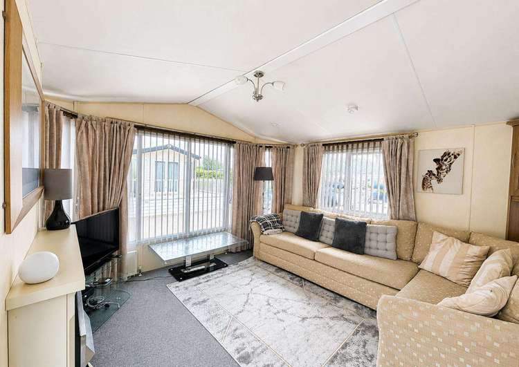 82150SB⛱️ – Stonham Barns, 2 bed, 6 berth caravan with decking. Opal rated. Preview 4