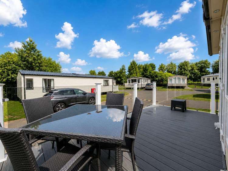 10032CW⭐ – Castle Walk (Bure side), 2 bed, 6 berth caravan with full-wrap decking. Diamond rated Preview 4