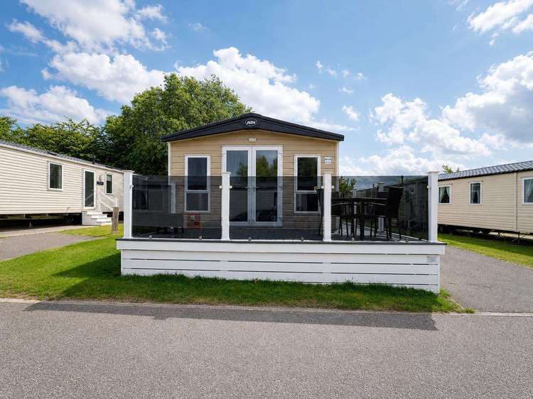 10032CW⭐ – Castle Walk (Bure side), 2 bed, 6 berth caravan with full-wrap decking. Diamond rated Preview 5