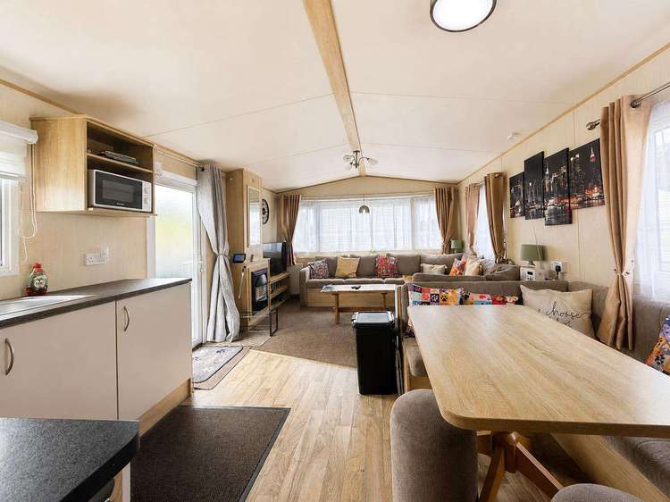 35277S⭐ – Sunnydale, 2 bed, 6 berth caravan with decking, D/G, and C/H. Opal rated. Preview 5