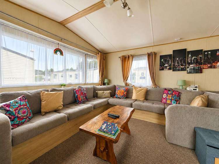 35277S⭐ – Sunnydale, 2 bed, 6 berth caravan with decking, D/G, and C/H. Opal rated. Preview 4