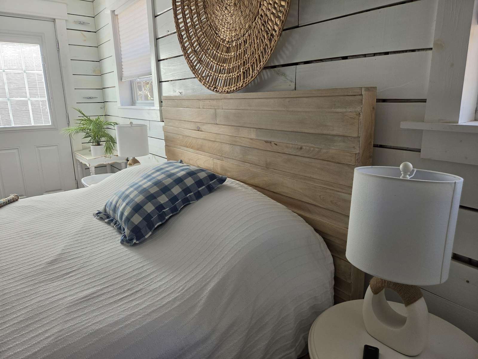 Carolina Cottage- Adorable beach theme cottage with lake view. Preview 0