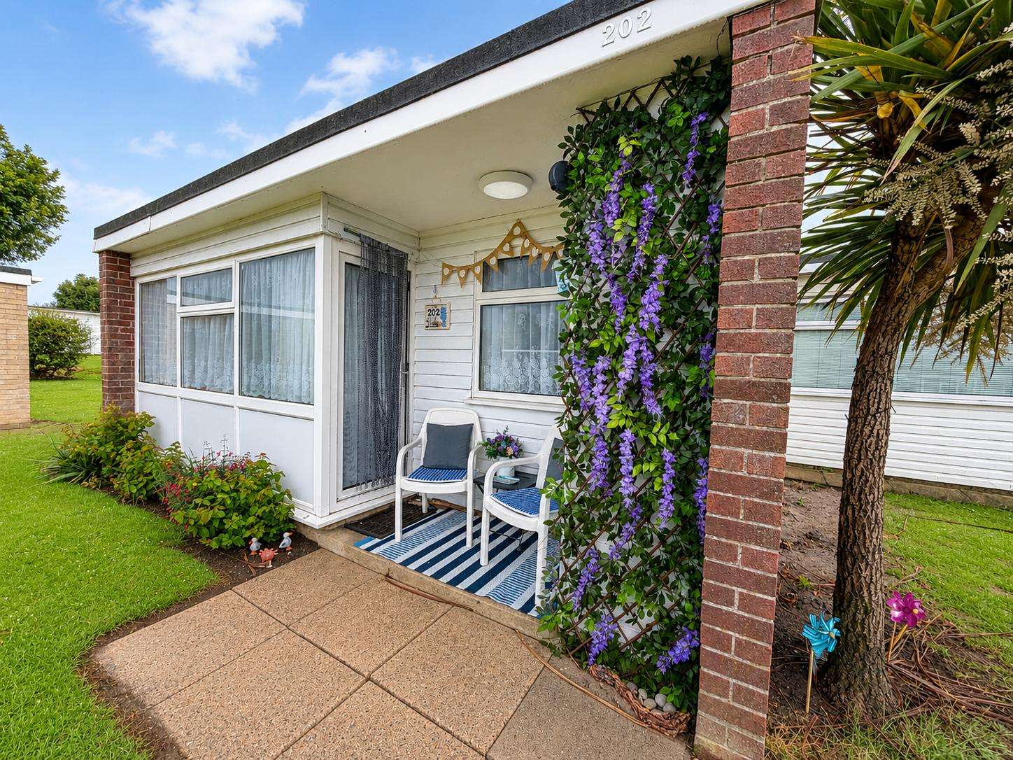 Cosy 2-bedroom chalet sleeping up to 5 guests, perfect for family holidays by the coast. - property