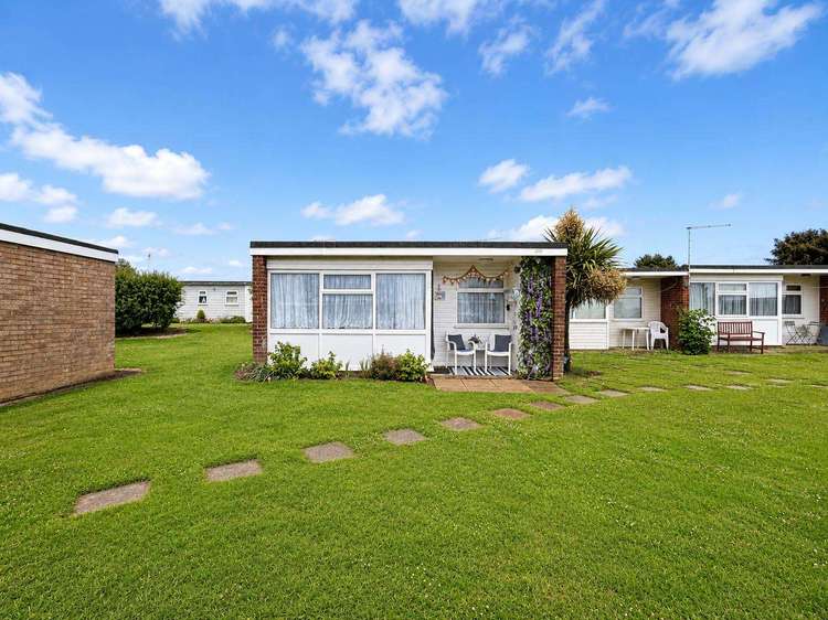 83202S⭐- Sundowner, 2 bed 5 berth chalet in Norfolk. Opal rated. Preview 1
