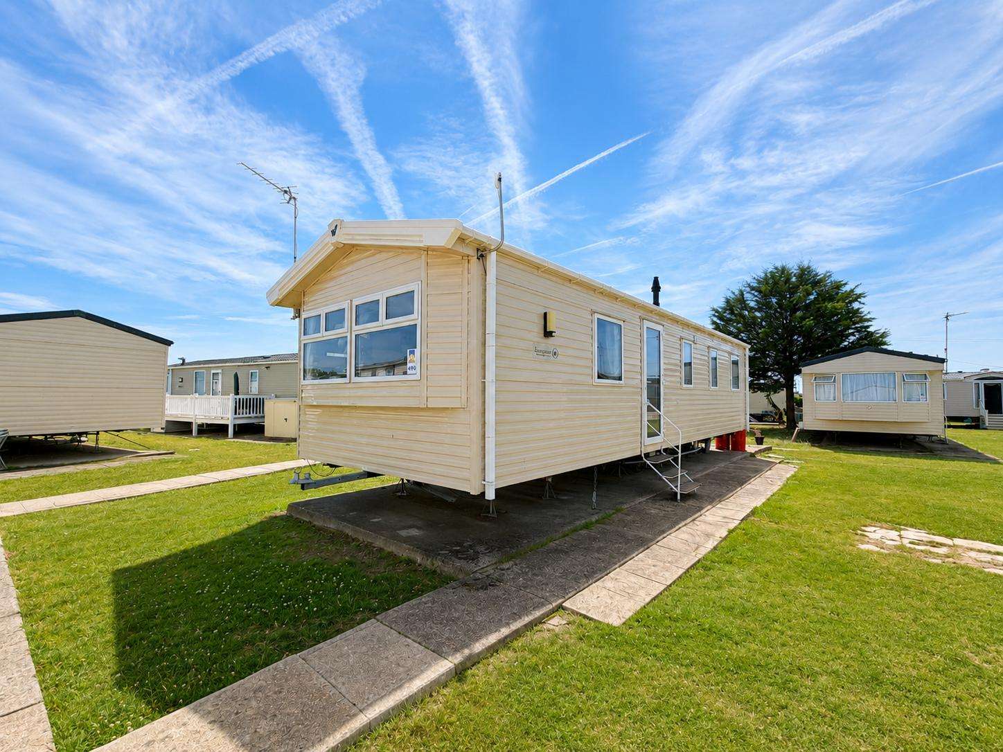 Escape to this modern caravan on Seawick Holiday Park in Essex. This could be you perfect UK staycation. Sleeping 8 this is the ideal base for a family holiday. - property
