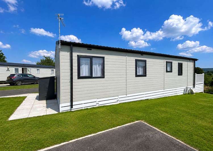 93017FB⭐ – Forest Beck, 2 bed 6 berth caravan with decking and countryside views. Diamond rated Preview 5