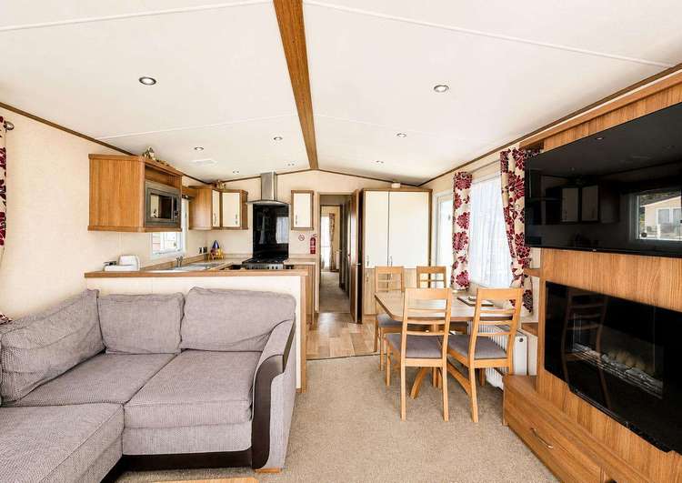 55037RC⭐ – RC area, 2 bed, 6 berth caravan with D/G and C/H. Ruby rated. Preview 4
