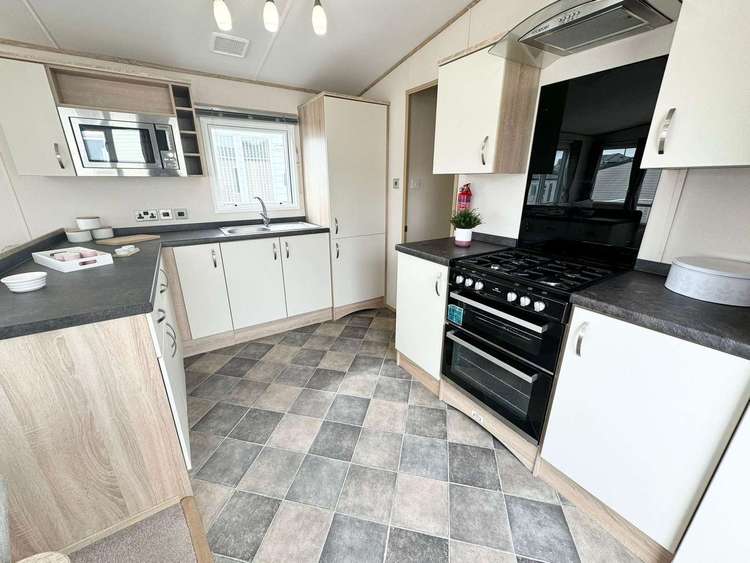 38051A⭐ – Solent Breezes, 3 bed 6 berth caravan with wrap-around decking. Diamond rated Preview 5