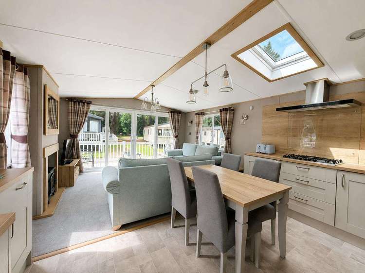 11026SW⛱️ – Swan Court, 3 bed, 8 berth caravan with decking to the front and side. Diamond rated Preview 5