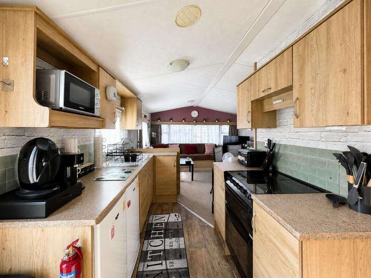 74283FV⭐ – FV, 3 bed, 8 berth caravan with side decking, D/G and C/H. Ruby rated. Preview 4