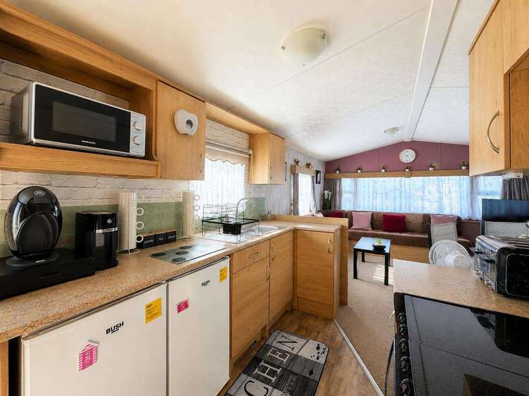 74283FV⭐ – FV, 3 bed, 8 berth caravan with side decking, D/G and C/H. Ruby rated. Preview 5