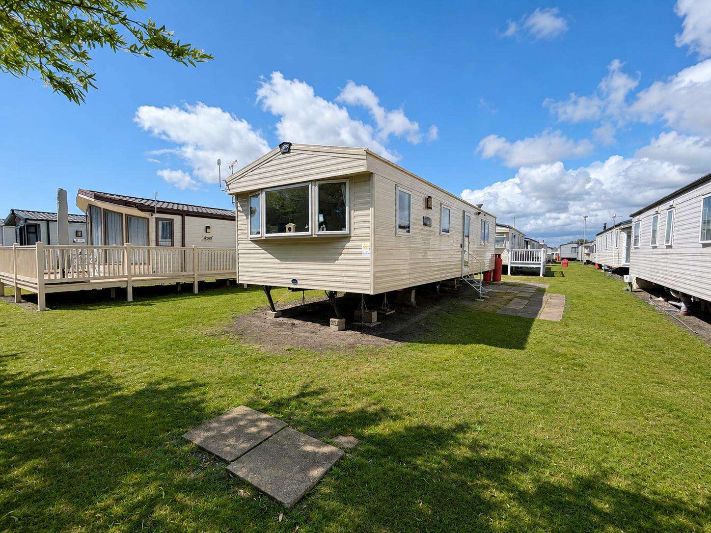 Enjoy a break in Kent at this stunning 6 berth caravan with decking. Sleeping 6 its the perfect place for a UK staycation this summer. - property