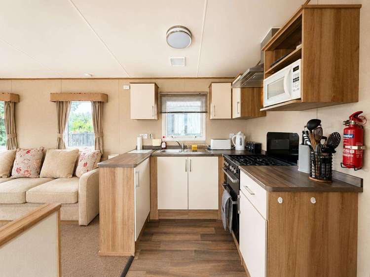 93002PG⭐ – Pen-Y-Ghent, 3 bed 8 berth caravan with decking, C/H and D/G. Ruby rated Preview 5