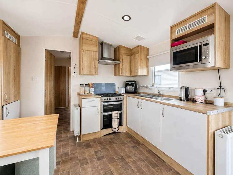 36010C⭐ – C, 3 bed, 7 berth caravan with decking to the side. Ruby rated. Preview 5