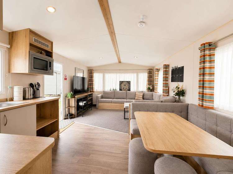 44602B⭐ – Field 6, 2 bed, 6 berth caravan with C/H and D/G. Ruby rated. Preview 5
