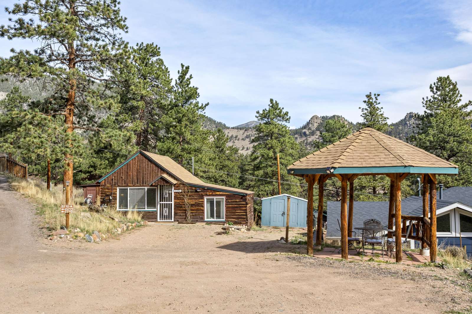 Pine Nook Cabin- 2-Bedroom Cabin with Beautiful Mountain Views in Estes Park - property