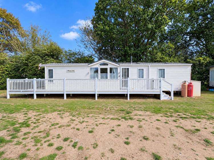 46168V⭐ – Valley Farm, 3 bed, 8 berth caravan with decking, C/H and D/G. Diamond rated. Preview 2