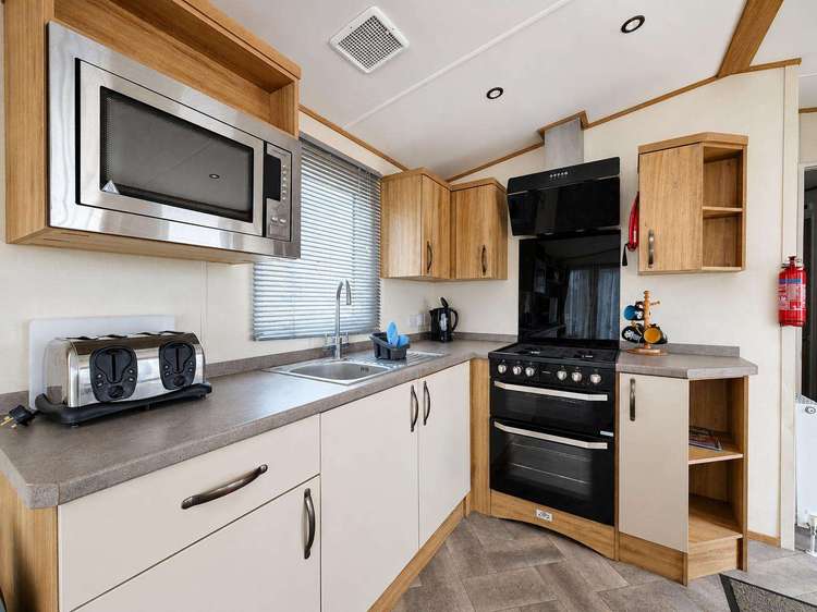 27412SW⭐ – Seawick, 3 bed, 8 berth caravan with decking, D/G & C/H. Opal rated. Preview 5