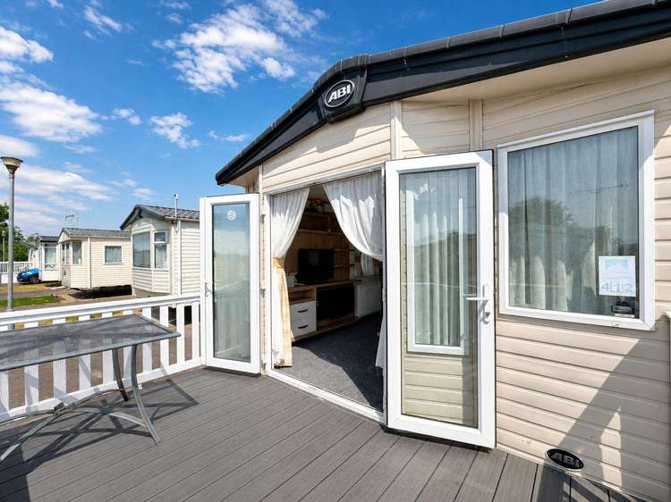 27412SW⭐ – Seawick, 3 bed, 8 berth caravan with decking, D/G & C/H. Opal rated. Preview 4