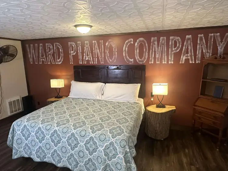 Ward Loft 2 (Fireplace, King Bed, Smart TV) Preview 0