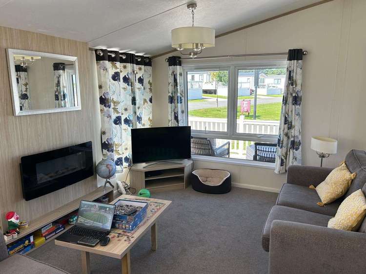 98011F⭐ – Fistral, 2 bed, 4 berth lodge with full wrap decking, D/G and C/H. Platinum rated. Preview 4