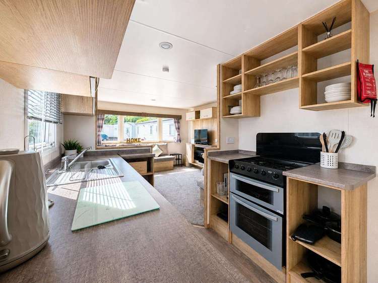 68071CR⭐ – CR, 3 bed, 8 berth caravan with side decking. Ruby rated. Preview 5