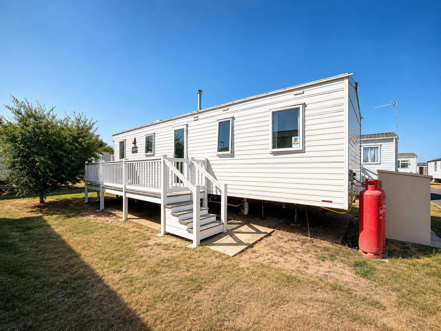 68071CR⭐ – CR, 3 bed, 8 berth caravan with side decking. Ruby rated. - property