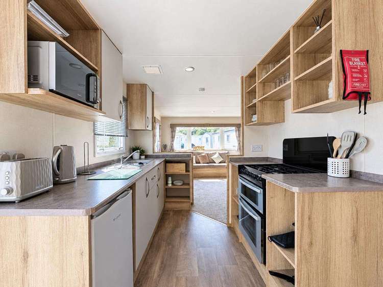 68071CR⭐ – CR, 3 bed, 8 berth caravan with side decking. Ruby rated. Preview 4