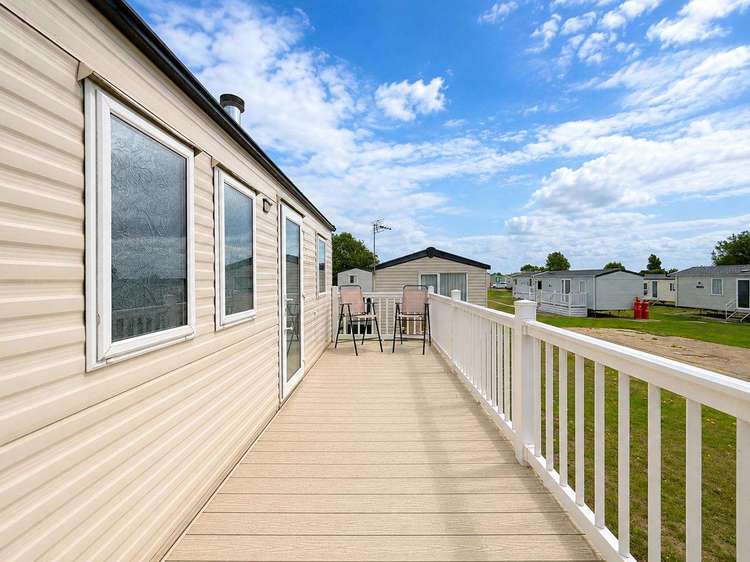 71023J⭐ – Jackdaw, 3 bed, 6 berth caravan with side decking. Emerald rated. Preview 4